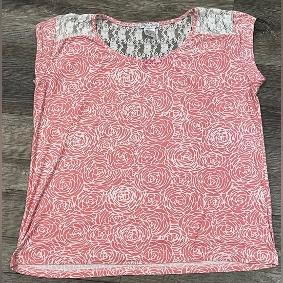 Women’s Short Sleeve Pink & White RosesTop Size 2XL Lace sleeves - Picture 1 of 7
